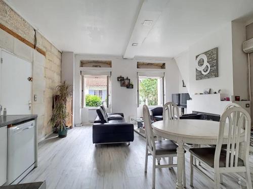 une cuisine et une salle à manger avec une table et des chaises dans l'établissement Appartement moderne à La Teste-de-Buch, 56 m², Clim., à La Teste-de-Buch