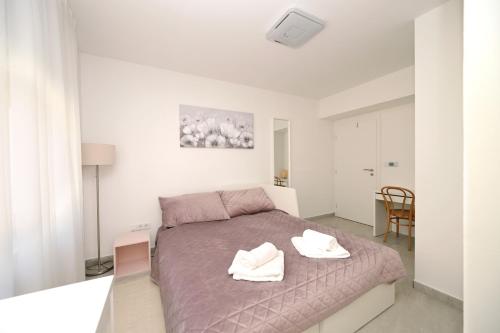 Ένα ή περισσότερα κρεβάτια σε δωμάτιο στο Cosy-Zagreb Center-Apartman Medo-Two Bathrooms