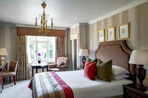 Postel nebo postele na pokoji v ubytování Audleys Wood Hotel, Basingstoke