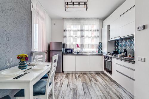 Dapur atau dapur kecil di ARI AQUA Apartment with Balcony