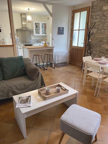 un salon avec un canapé et une table dans l'établissement Maison de famille, à Douarnenez