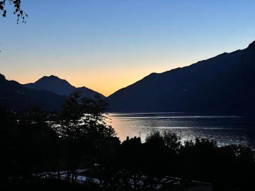 a view of a lake at sunset with mountains at Large vacation home with mountain views in Quarten