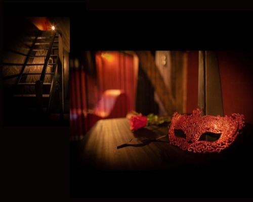 a mask sitting on the floor in a room at L'évéa Suite Romantique Spa & Sauna in Roquecor