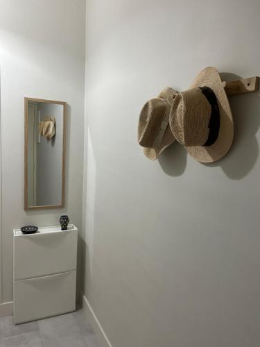 y baño con toallero eléctrico y espejo. en La casuccia Galliéni, en Rochefort