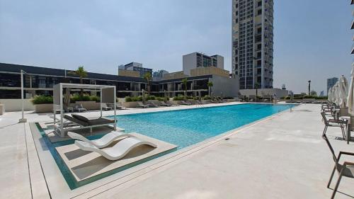 Vogue Vacation Homes, JVC Binghatti Corner near Circle Mall, Two Bedroom Apartment with Balcony and City View, Access to all Amenities