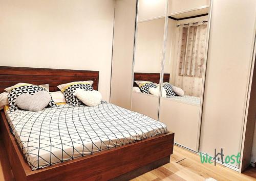 une chambre avec un lit et un miroir dans l'établissement La Casa Inès Creole charm direct lagoon access, à La Celle-sous-Gouzon