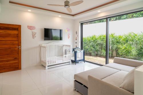 3br Tropical Villa Roxolana Perfect For Familiesにあるテレビまたはエンターテインメントセンター