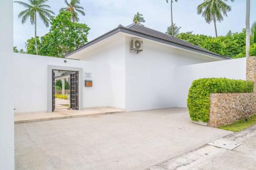 バン　メー　ナムにある3br Tropical Villa Roxolana Perfect For Familiesの私道とヤシの木がある白い家