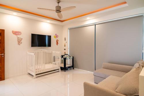 3br Tropical Villa Roxolana Perfect For Familiesにあるテレビまたはエンターテインメントセンター