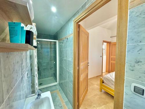 une salle de bain avec un lavabo et une douche dans l'établissement fontanella, à Sainte-Maxime