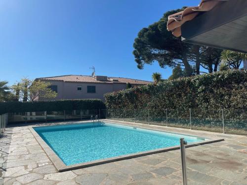 une piscine devant une maison dans l'établissement fontanella, à Sainte-Maxime