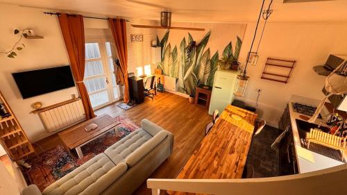 un salon avec un canapé et une table dans l'établissement Montoir-de-Bretagne, à Montoir-de-Bretagne