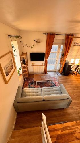 un salon avec un canapé et une télévision dans l'établissement Montoir-de-Bretagne, à Montoir-de-Bretagne