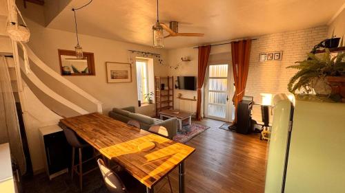 un salon avec une table et un canapé dans l'établissement Montoir-de-Bretagne, à Montoir-de-Bretagne