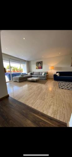 un grand salon avec des canapés et un canapé dans l'établissement Appartement cosy, à Perpignan