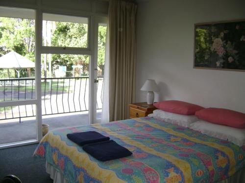 Ένα ή περισσότερα κρεβάτια σε δωμάτιο στο River Park Motor Inn