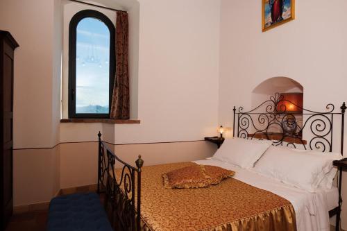 Imagine din galeria proprietății Torre Panoramica & Jacuzzi nel cuore del verde în Todi