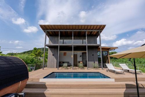 ein Haus mit Swimmingpool und Terrasse in der Unterkunft Dei Amami in Amami