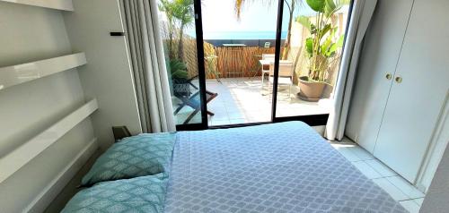- une chambre avec un lit et une vue sur une terrasse dans l'établissement Theo'z apartments, à Cannes