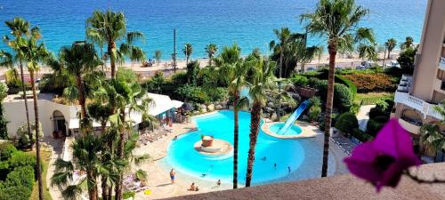 une vue aérienne d'un complexe hôtelier avec piscine et l'océan dans l'établissement Theo'z apartments, à Cannes