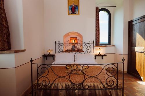 Imagine din galeria proprietății Torre Panoramica & Jacuzzi nel cuore del verde în Todi