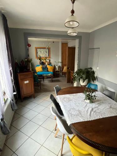 une salle à manger et un salon avec une table et des chaises dans l'établissement Maison conviviale aux abords de la vieille ville, à Boulogne-sur-Mer