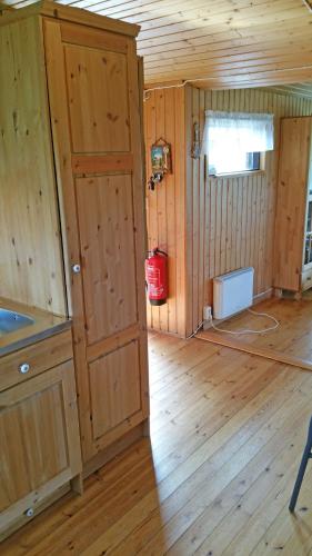 a room with a door and a fire hydrant in a cabin at Thingvellir Lake Cottage in Veiðilundur