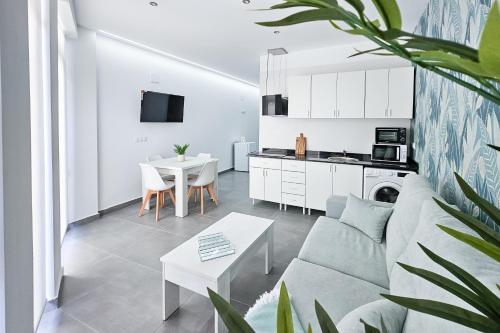 Kuchyň nebo kuchyňský kout v ubytování Ro's Lil Suites San Juan Alicante