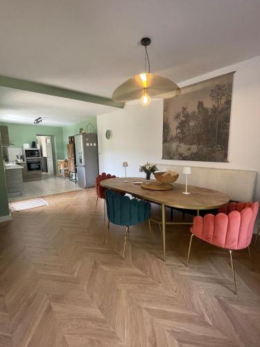 un salon avec une table et des chaises de salle à manger dans l'établissement Lou Castelet maison de charme climatisée Centre ville Albi, à Albi