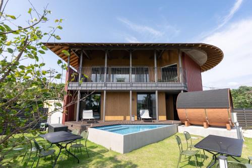 ein Haus mit Swimmingpool im Garten in der Unterkunft Dei Amami in Amami