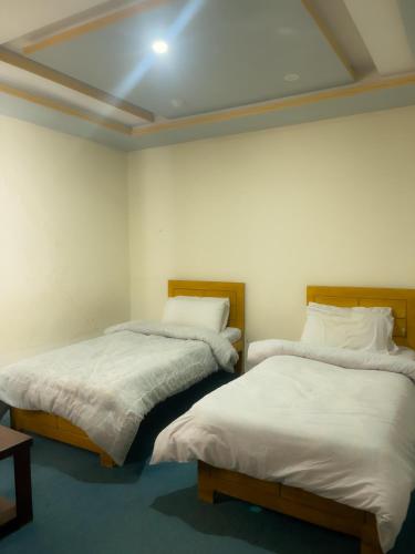Postel nebo postele na pokoji v ubytování Skardu lucky palace hotel