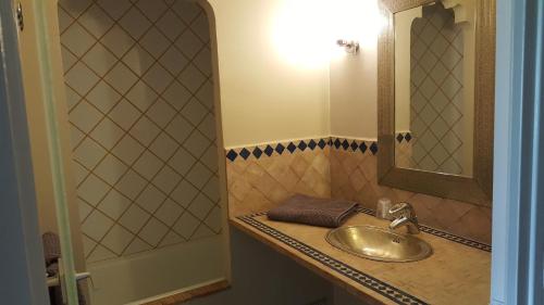 W łazience znajduje się umywalka i lustro. w obiekcie Hotel De La Gare w Aix-les-Bains