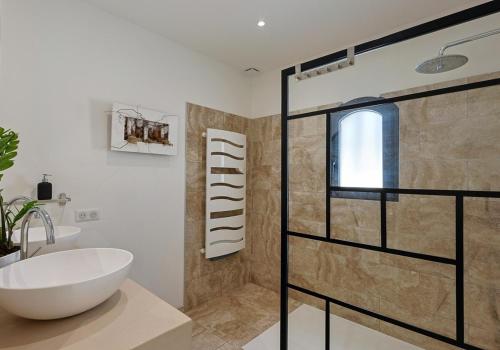 une salle de bain avec une douche, un lavabo et une baignoire dans l'établissement Villa Avanaelle, à Lambesc