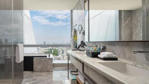 Un baño de InterContinental Zhuhai by IHG