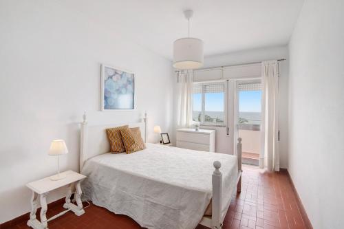 En eller flere senge i et værelse på Apartamento Mar Azul - Quarteira