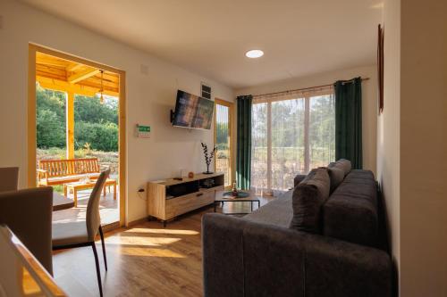 Una sala de estar con un sofá, una mesa y un televisor. en Brvnara Dadi, 
