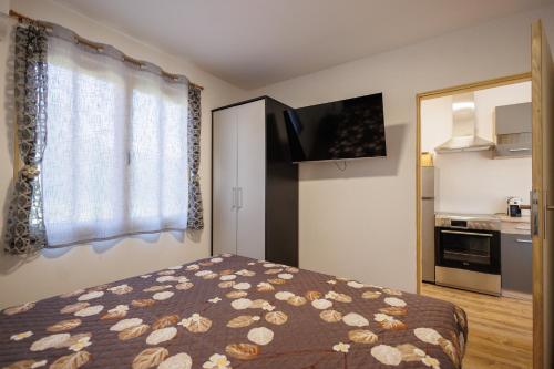 Un pequeño dormitorio con una cama y una cocina. en Brvnara Dadi, 