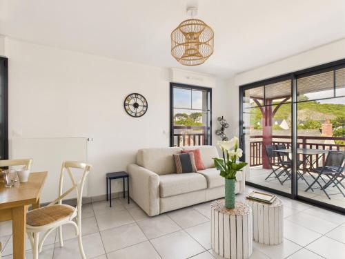 un salon avec un canapé et une table dans l'établissement Appartement pour 6, plage de Pléneuf Val André, à Pléneuf-Val-André