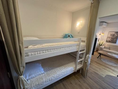 - une chambre avec 2 lits superposés et un ours en peluche dans l'établissement Studio Centre Ville, à Sainte-Maxime