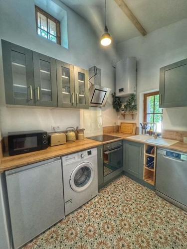 une cuisine avec un lave-linge et un lave-linge dans l'établissement Mahayana, entre mer et collines, à Toulon