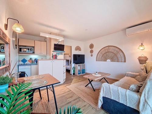 un salon avec un canapé et une table dans l'établissement Studio Centre Ville, à Sainte-Maxime