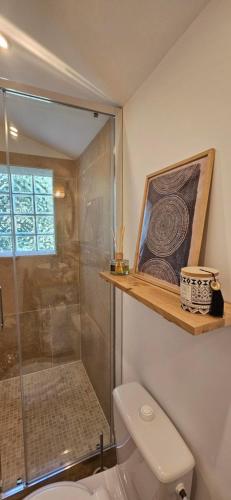 トゥーロンにあるMahayana, entre mer et collinesのバスルーム(シャワーブース、トイレ付)