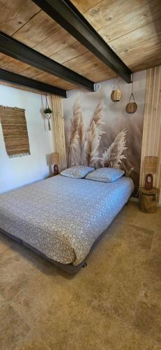 - une chambre avec un lit recouvert de plumes sur le mur dans l'établissement Mahayana, entre mer et collines, à Toulon