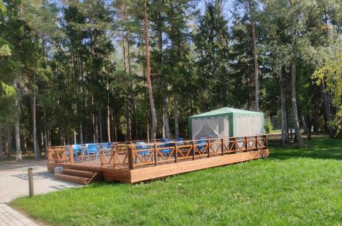 Una terraza con una carpa en un parque en Saare Park Guesthouse, en Liiküla