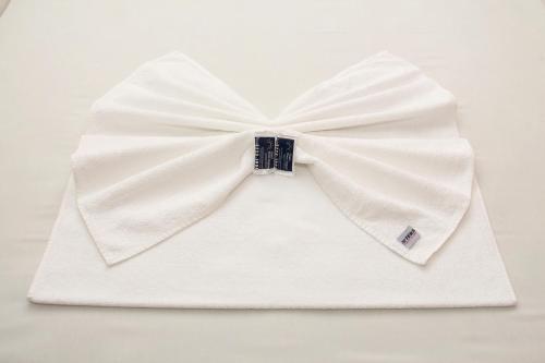 uma camisa branca com gravata borboleta em Porto Seguro Hotel - Porto Velho em Porto Velho