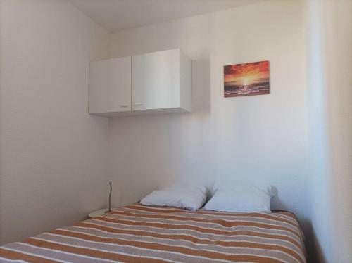 - une chambre avec un lit et une armoire blanche dans l'établissement SP520-C154 Appartement 2 pièces 4 couchages SAINT PIERRE LA MER, à Saint Pierre La Mer