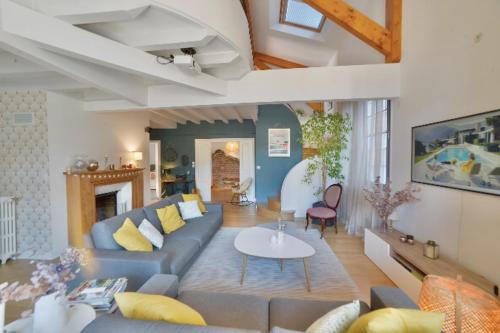 un salon avec un canapé et une table dans l'établissement Magnificent apartment with terrace in Toulouse, à Toulouse