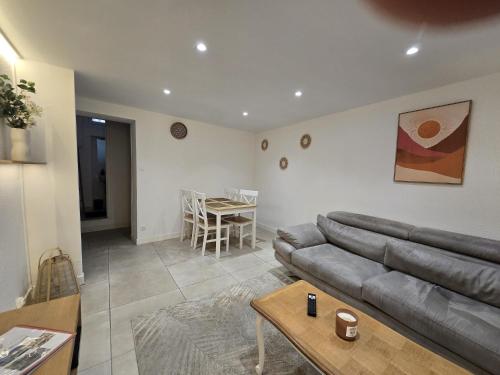un salon avec un canapé et une table dans l'établissement etienne dollet, à Béziers