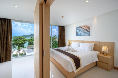 Cama o camas de una habitación en The Beachfront Hotel Phuket