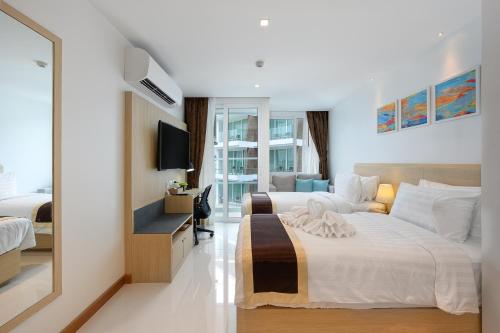 Cama o camas de una habitación en The Beachfront Hotel Phuket